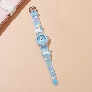 Dettaglio del cinturino in silicone azzurro con unicorno 3D su orologio bimbi