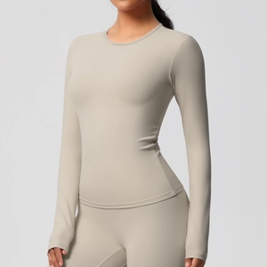 Détail du tissu brossé extensible et coutures plates sur cet ensemble de yoga