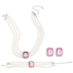 Detailansicht des dreilagigen Perlen-Schmucksets mit rosa Kristallen und Silberverschluss