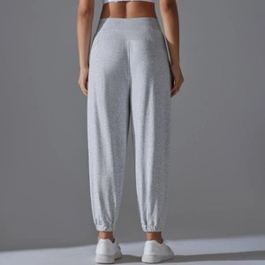 Gros plan sur le pantalon de jogging gris taille haute montrant la texture du tricot