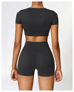 Rückansicht des engen Yoga-Sets mit hochtaillierten Shorts in Anthrazitschwarz