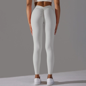 Détail du legging de yoga gris clair avec taille haute et effet push-up fessier