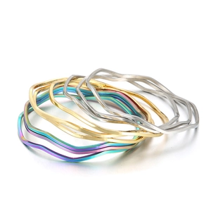 Poliertes Wellenarmreif-Set aus Titanstahl in Gold, Silber und Regenbogen-Farbtönen