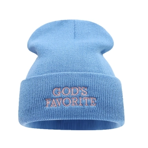 Bonnet en maille bleu ciel avec broderie God's Favorite rose sur un fond blanc pur