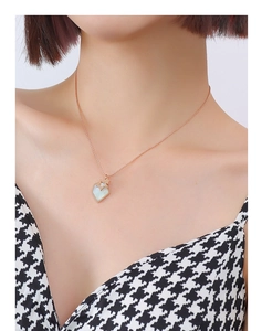 Détail du pendentif cœur en nacre et étoile sur une chaîne plaquée or véritable 18k