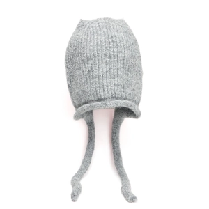 Dettaglio di un cappello grigio in misto lana con orecchie da gatto e laccetti lunghi