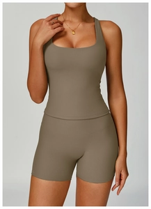 Détail de la texture en maille côtelée taupe sur l'ensemble débardeur yoga et short