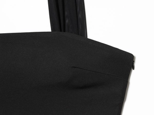 Detail aus schwarzem Stoff mit transparentem Mesh und nahtlosem verdecktem Reißverschluss