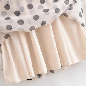 Détail d'une robe française en mousseline à pois avec doublure en satin champagne
