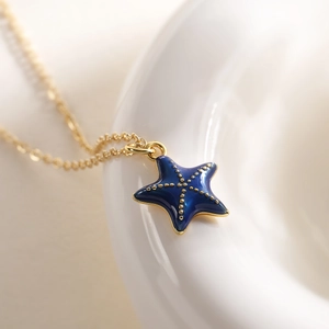 Collier pendentif étoile de mer plaqué or avec émail bleu foncé sur céramique blanche