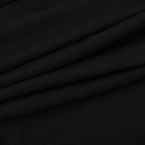 Gros plan sur la texture du tricot noir avec détails d'épissure en maille sur la robe