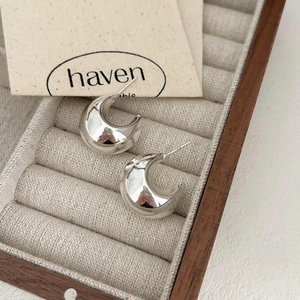 Minimalist S925 sterling silver C-shape stud earrings in a wooden jewelry gift box