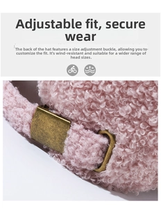 Gros plan d'une casquette en laine rose avec boucle de réglage en métal bronzé