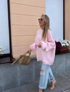 Sweat rose avec broderie East Studio et jean déchiré pour un look de rue décontracté chic