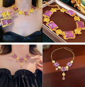 Détail du collier vintage doré avec cristal violet carré et bijoux à breloques florales