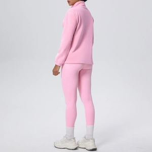 Vista posteriore laterale del set yoga rosa in pile con giacca a maniche lunghe e leggings