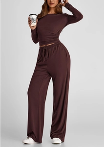 Dettaglio del set lounge marrone in due pezzi che mostra la maglia e i pantaloni a vita alta