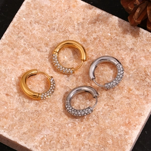 Dettaglio di orecchini a cerchio placcati oro e argento con pavé di zirconi cubici