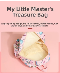 Dettaglio dello zaino rosa per bambini con motivi unicorno e ampia apertura a zip
