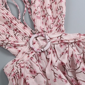 Détail de la robe fleurie rose avec tissu en mousseline plissée et boucle de taille