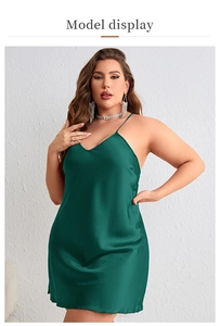 Détail de la nuisette en satin vert émeraude avec de fines bretelles et un col en V élégant