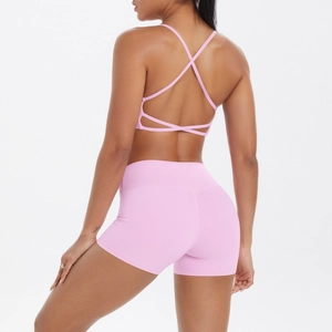 Détail de brassière rose avec dos croisé et short de fitness assorti à taille haute