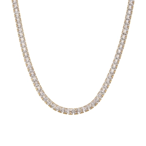 Collier rivière doré élégant avec zircons de taille carrée sur fond blanc pur