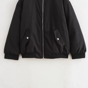Blouson aviateur noir pour femme avec manches froncées et fermeture éclair argentée