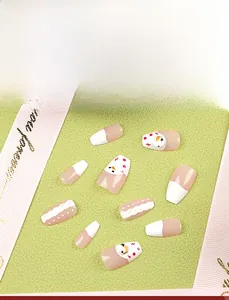 Détails de faux ongles de Noël avec motifs bonhomme de neige et texture de tricot blanc
