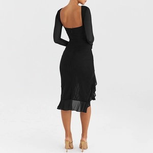 Détail de robe noire moulante dos nu avec coutures en maille élégantes et ourlet à volants