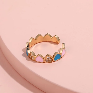 Dettaglio anello a cuore in smalto rosa e blu con pavé di zirconi cubici scintillanti