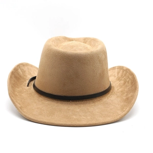 Détail du chapeau de cowboy en daim camel avec bande en cuir noir et à larges bords