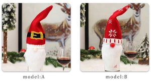 Détail de couvre-bouteilles de Noël avec bonnets tricotés et longues barbes en fausse fourrure