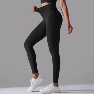 Detail des elastischen breiten Rippbunds der nahtlosen High-Waist-Yoga-Leggings