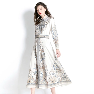 Elegantes Vintage-Kleid mit Barockmuster, langen Laternenärmeln und Gürtel in der Taille
