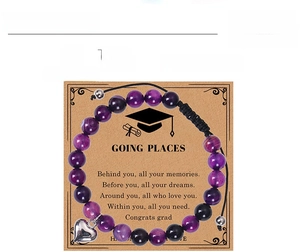 Détail du bracelet en agate rayée violette avec pendentif cœur sur carte cadeau diplôme