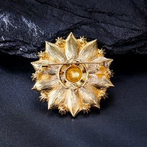 Detailansicht der Rückseite einer goldenen Lotus-Brosche mit horizontaler Anstecknadel