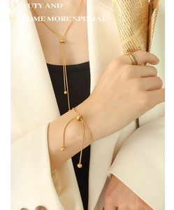 Dettaglio del set di gioielli a catena serpente placcato oro 18K con chiusure a coulisse