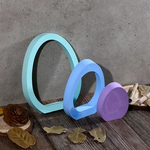 Set di tre sculture a forma di uovo in resina opaca in sfumature di blu e viola
