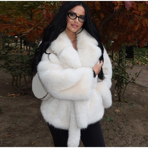Gros plan sur la texture en fausse fourrure blanc cassé et le revers du manteau
