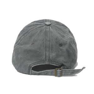 Vue détaillée de la boucle en bronze réglable et du coton délavé sur la casquette grise