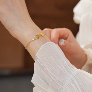 Vue détaillée du bracelet rose plaqué or 18 carats avec zircons et chaîne délicate