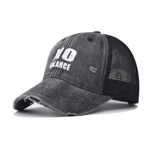 Vintage Trucker Cap aus Baumwolle mit No Balance Aufdruck und atmungsaktivem Netz