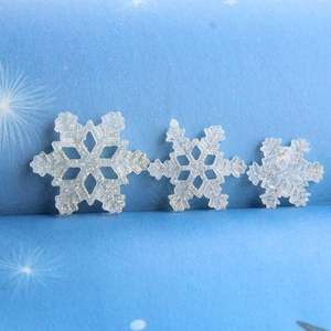 Detailed comparison of three sizes of translucent resin glitter snowflakes for DIY crafts