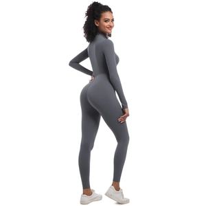 Détail des coutures arrière et du tissu extensible d'un body de yoga gris foncé