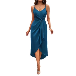 Robe nuisette satin bleu paon avec décolleté en V et ourlet irrégulier de style été