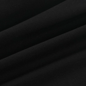 Détail macro montrant la texture douce du tricot et du tissu premium du haut dos nu noir
