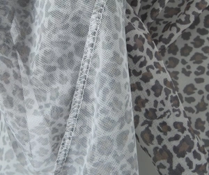 Nahaufnahme von Leopard-Mesh-Stoff mit feiner Textur und präzisen Nähten