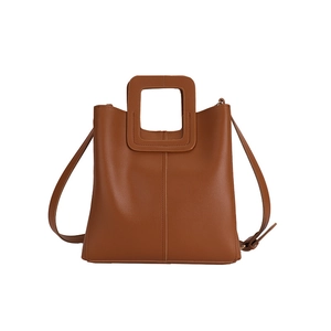 Elegante borsa a secchiello in pelle marrone con manici quadrati e tracolla regolabile