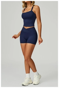 Détail de l'ensemble de yoga bleu marine avec taille croisée en V et poches latérales